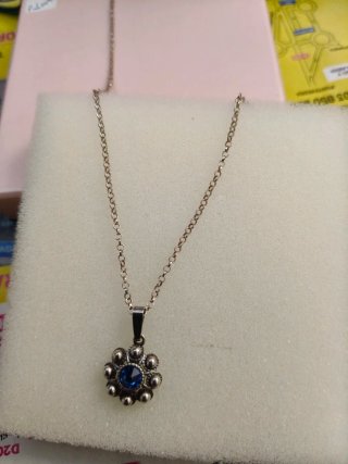 Collar de plata con colgante de flor azul