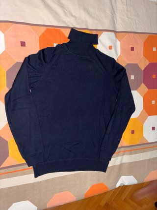 Jersey cuello alto hombre azul