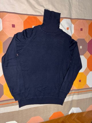 Jersey cuello alto hombre azul