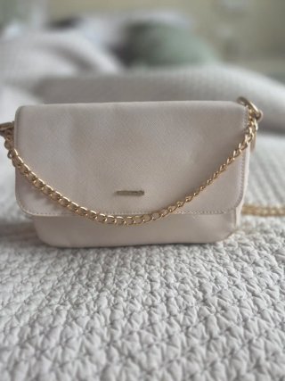 Bolso Blanco Roto con Cadena Dorada