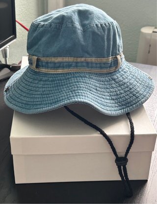 Sombrero de explorador azul