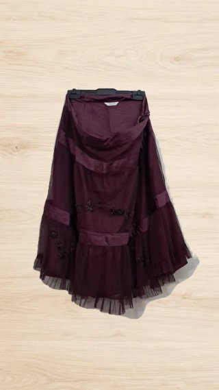 Falda Midi de Gasa Color Vino con Pedrería Negra