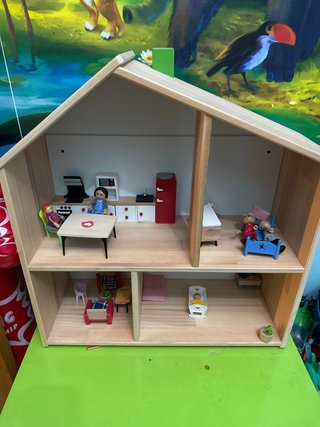 Casita de muñecas de madera
