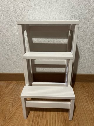 Escalera plegable blanca