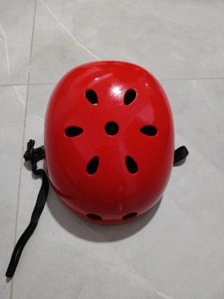 Casco rojo para patinaje