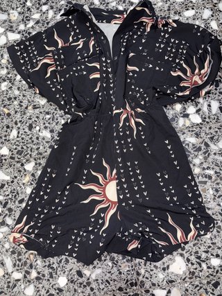 Mono corto negro con estampado de soles