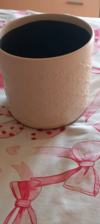 Jarrón de cerámica beige con relieve