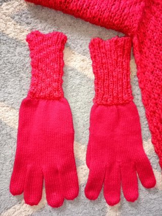 Bufanda y guantes de lana rojos