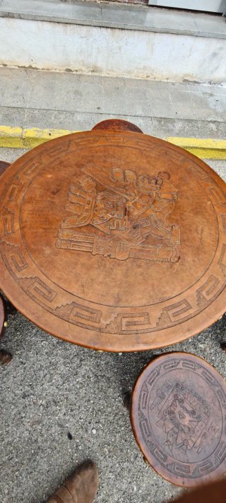 Set Mesa Baja y 6 Taburetes Cuero Repujado