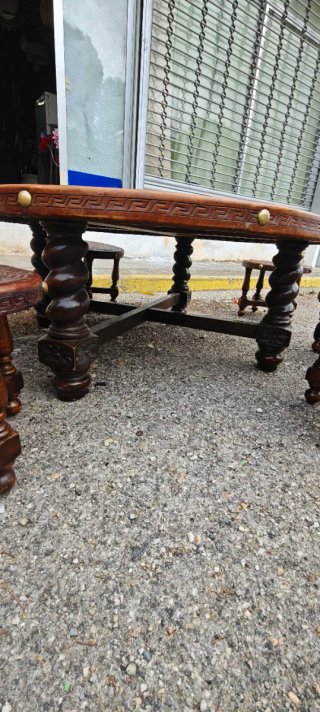 Set Mesa Baja y 6 Taburetes Cuero Repujado