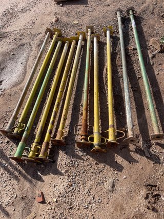 11 Puntales metálicos para construcción