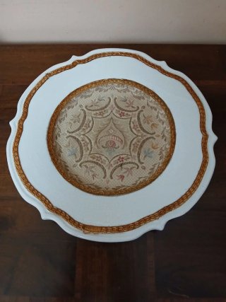 Piatto ornamentale in ceramica con arazzo