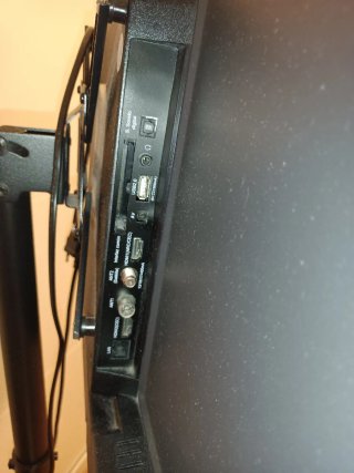 Smart TV 32 con soporte y ruedas