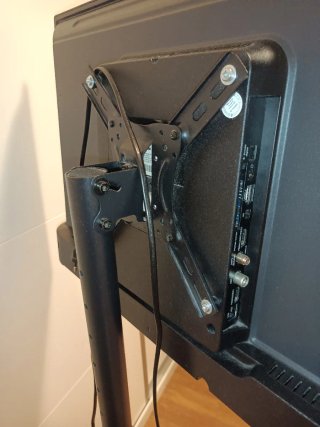Smart TV 32 con soporte y ruedas
