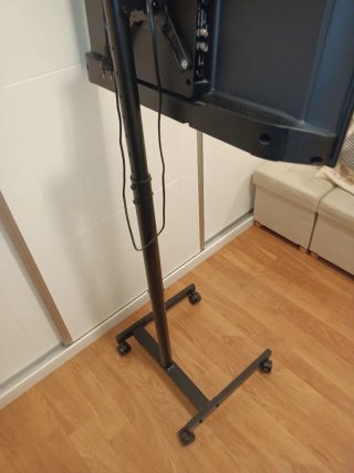 Smart TV 32 con soporte y ruedas