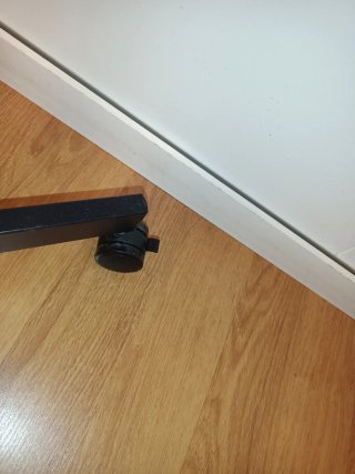 Smart TV 32 con soporte y ruedas