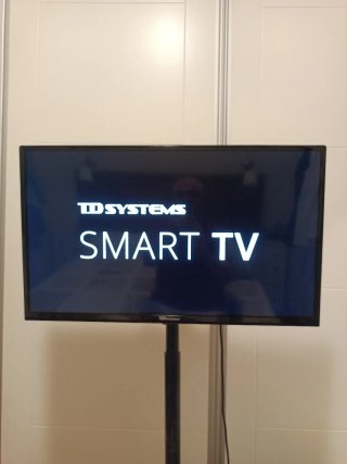 Smart TV 32 con soporte y ruedas