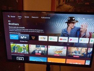 Smart TV 32 con soporte y ruedas