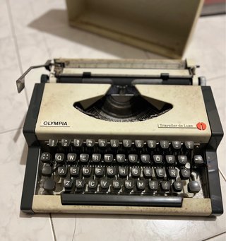 Máquina de escribir Olympia Traveller de Luxe