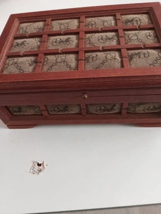 Joyero de madera con diseño de rejilla