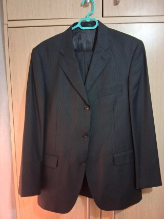 Traje oscuro con rayas finas