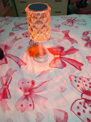 Lámpara de mesa con diseño geométrico