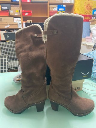 Botas de ante marrón con plataforma