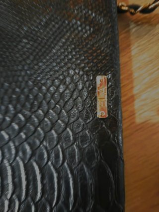 Bolso de fiesta negro con cadena dorada