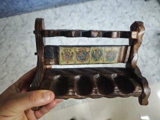 Pipero de madera antiguo con escudos