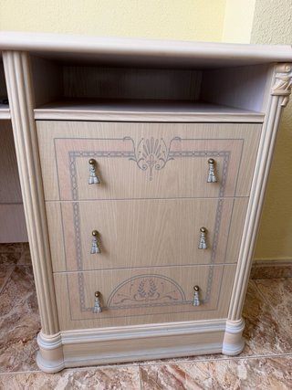 Tavolo da scrivania in legno con cassetti