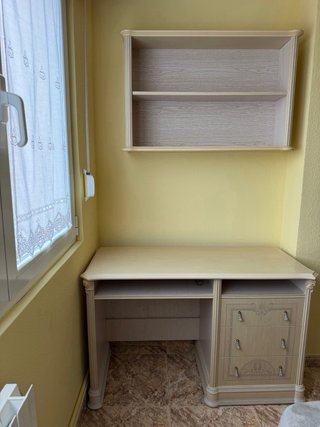 Tavolo da scrivania in legno con cassetti