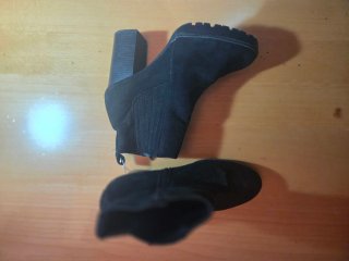 Botines negros ante tacón grueso