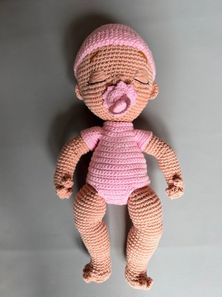 Muñeca de ganchillo bebé rosa