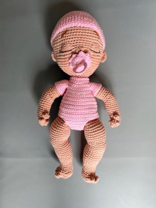 Muñeca de ganchillo bebé rosa