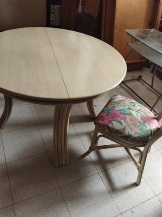 Mesa de Comedor Redonda y 2 Sillas