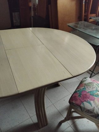 Mesa de Comedor Redonda y 2 Sillas