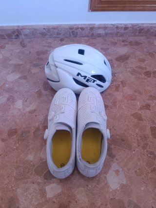 Casco Met Talla L y Zapatillas de Carretera