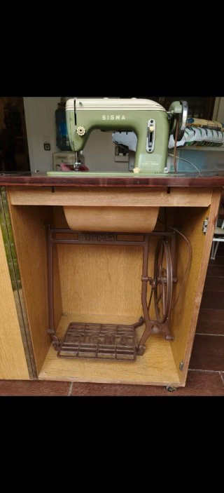 Máquina de coser vintage Sigma Modelo H con mueble