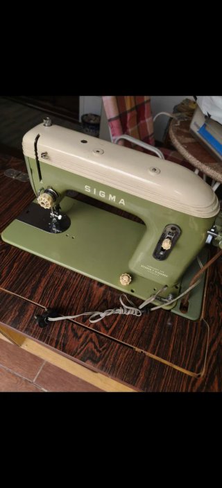 Máquina de coser vintage Sigma Modelo H con mueble