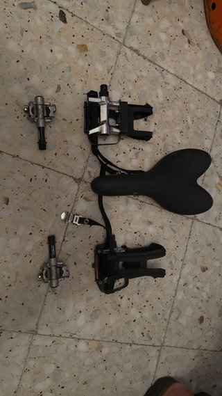 Kit pedales y sillín bicicleta