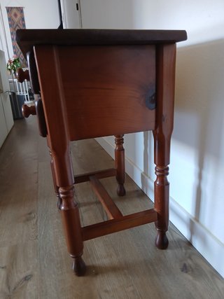 Mesita de madera maciza con 2 cajones