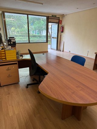 Mesa de oficina con cajonera y sillas