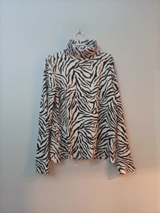Blusa de Cuello Alto Estampado Animal
