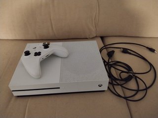 Xbox One Blanca + Mando y Cables
