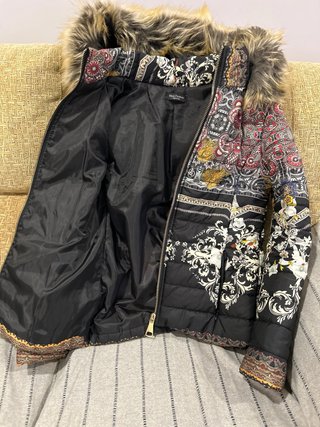 Chaquetón acolchado con capucha y pelo