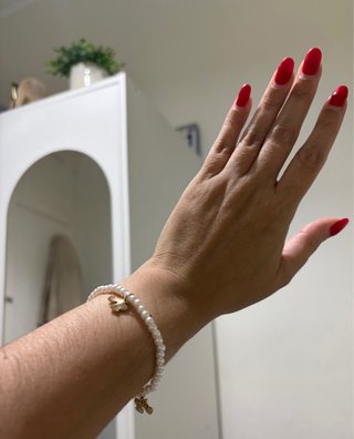 Pulsera de perlas con dijes dorados