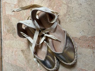 Sandalias con lazo doradas