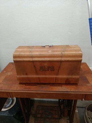 Máquina de coser ALFA antigua
