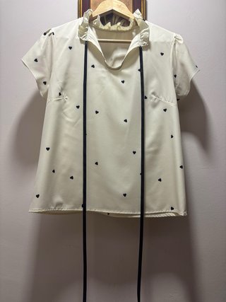 Blusa Beige con Estampado de Corazones
