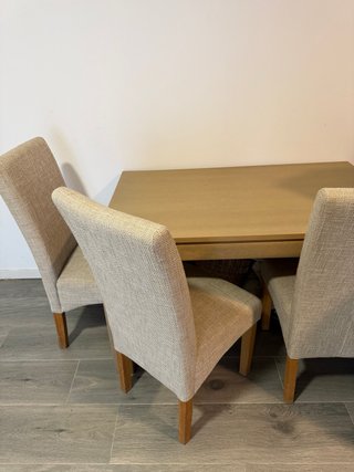 Mesa de Madera extensible con 4 Sillas